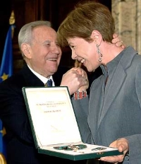 Il Presidente Ciampi consegna le insegne di Commendatore all'attrice Ottavia Piccolo, in occasione della cerimonia di consegna dei Premi David di Donatello 2006.