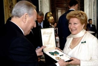 Il Presidente Ciampi consegna le insegne di Grande Ufficiale dell'OMRI a Valeria Valeri, in occasione della cerimonia dell'incontro con i candidati ai Premi David di Donatello 2006.