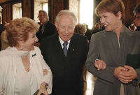 Il Presidente Ciampi con Valeria Valeri e Ottavia Piccolo, insignite rispettivemente con le Onorificenze di Grande Ufficiale e Commendatore dell'OMRI, in occasione dell'incontro con i candidati ai Premi David di Donatello 2006.