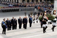 Il Presidente Ciampi ascende la scalea dell'Altare della Patria per rendere omaggio al Milite Ignoto in occasione del 61&#176; Anniversario dela Liberazione