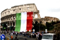 Un grande Tricolore fatto scendere dall'alto del Colosseo, in occasione dell'anniversario del Corpo dei Vigili del Fuoco, presente il Presidente Ciampi.