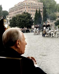 Il Presidente Ciampi assiste alla rassegna storica del Corpo Nazionale dei Vigili del Fuoco, sul piazzale antistante il Colosseo, in occasione dell'anniversario del Corpo.
