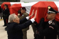 Il Presidente Ciampi accoglie le salme dei caduti a Nassiriya all'Aeroporto di Ciampino