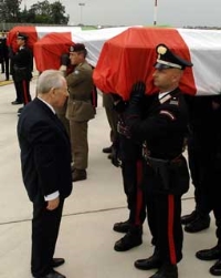 Il Presidente Ciampi in raccoglimento davanti alle salme dei Caduti di Nassiriya