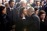Il Presidente Ciampi, ai funerali dei nostri militari uccisi a Nassiriya, abbraccia la mamma del Capitano Nicola Ciardelli