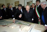 Il Presidente Ciampi osserva il plastico del nuovo porto della citt&#224;.