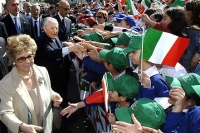 Il Presidente Ciampi con la moglie Franca salutato dai giovani concittadini