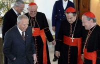 Il Presidente Ciampi, nella foto con il Segretario Generale del Quirinale Gaetano Gifuni, i Cardinali Agostino Vallini, Carlo Caffarra e Lanza Cordero di Montezemolo.