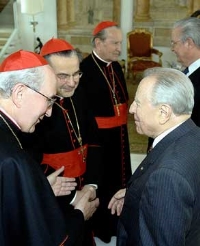 Il Presidente Ciampi accompagnato dal Segretario Generale del Quirinale Gaetano Gifuni, in occasione dell'incontro con i Cardinali Agostino Vallini, Carlo Caffarra e Lanza Cordero di Montezemolo.