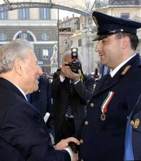 Il Presidente Ciampi consegna la Medaglia d'Oro al Valor Civile all'Assistente Enzo Marino, in occasione della Festa della Polizia