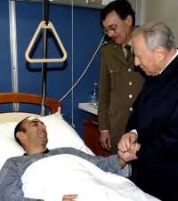Il Presidente Ciampi saluta Salvatore Mastromauro, uno dei militari feriti nell'attentato in Afghanistan.