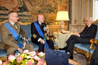 Il Presidente Sergio Mattarella con l'Amm. Luigi Binelli Mantelli e il Gen. Claudio Graziano, rispettivamente Capo di Stato Maggiore della Difesa uscente e subentrante