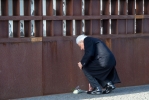 Il Presidente della Repubblica Sergio Mattarella rende omaggio al "Memoriale del Muro di Berlino"