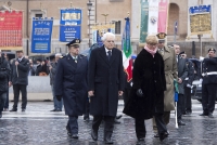 Il Presidente della Repubblica Sergio Mattarella, con il Ministro della Difesa Roberta Pinotti,  in occasione della deposizione di una corona d'alloro sulla Tomba del Milite Ignoto, nella ricorrenza del 154° anniversario della Giornata dell'Unità d'Italia