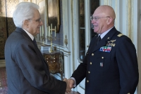 Il Presidente Sergio Mattarella accoglie il Capo di Stato Maggiore dell'Aeronautica Gen. S.A. Pasquale Preziosa, in occasione del 92° anniversario di fondazione dell'Aeronautica Militare