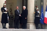 Il Presidente Sergio Mattarella accolto all'Eliseo dal Presidente della Repubblica Francese François Hollande 