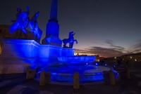 La Fontana dei Dioscuri illuminata di blu in occasione della "Giornata Mondiale della Consapevolezza dell'Autismo"