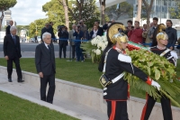 Il Presidente Sergio Mattarella durante la deposizione di una corona di fiori sul monumento dedicato alle vittime sul lavoro