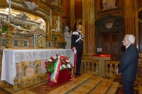 Il Presidente Sergio Mattarella nel corso della deposizione di un cuscino di fiori ai piedi dell'urna contenente il corpo del Santo, nella Chiesa di Santa Maria Ausiliatrice