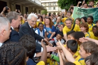 Il Presidente Sergio Mattarella saluta i ragazzi sulla piazza all'uscita dal Palazzo Reale