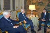 Il Presidente Sergio  Mattarella con Carlo Cottarelli, Direttore esecutivo del Fondo Monetario Internazionale, durante i colloqui