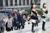 Il Presidente Sergio Mattarella ascende la Scalea del Vittoriano per deporre una corona d'alloro sulla Tomba del Milite Ignoto in occasione del 100° anniversario della Grande Guerra 
