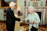 Il Presidente Sergio  Mattarella con S.M. la Regina Elisabetta II a Buckingham Palace 