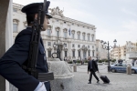 Il Prof. Carlo Cottarelli al suo arrivo al Quirinale
