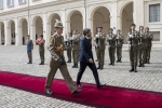Il Presidente della Camera dei deputati, Roberto Fico, al suo arrivo al Quirinale in occasione delle consultazioni