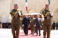 Il Presidente della Repubblica Sergio Mattarella con sua Maestà il Re Abdullah II durante gli onori militari, in occasione della visita Ufficiale nel Regno Hascemita di Giordania