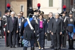 Il Presidente della Repubblica Sergio Mattarella con la Ministra della Difesa, Elisabetta Trenta, all'Altare della Patria in occasione della Festa della Repubblica

