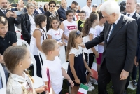 Il Presidente della Repubblica Sergio Mattarella con gli studenti nel corso della visita all'Istituto Omnicomprensivo "Romolo Capranica"
