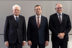Il Presidente della Repubblica Sergio Mattarella con Mario Draghi, Presidente della Banca Centrale Europea, e il Ministro Gualtieri