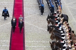 Il Presidente Sergio Mattarella con il Presidente della Repubblica Portoghese, Marcelo Nuno Duarte Rebelo de Sousa passano in rassegna un reparto schierato per gli onori