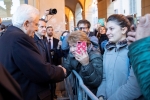 Il Presidente della Repubblica Sergio Mattarella a Bologna saluta la cittadinanza