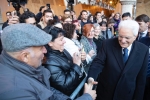 Il Presidente della Repubblica Sergio Mattarella a Bologna saluta la cittadinanza