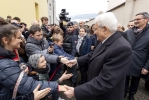 Il Presidente della Repubblica Sergio Mattarella saluta i ragazzi presenti al “Muro della memoria”