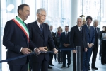 Giuseppe Sala e Mario Monti tagliano il nastro in occasione dell'inaugurazione del Nuovo campus dell’Università Bocconi.
