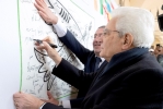 Il Presidente della Repubblica Sergio Mattarella firma ad Assisi la bandiera della pace