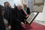 Il Presidente Sergio Mattarella con Luca Salvetti, Sindaco di Livorno che gli fa dono di una copia anastatica delle “Leggi livornine”
