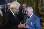 Il Presidente Sergio Mattarella consegna una medaglia d’onore al Signor Alberto Fantoni