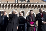 Il Presidente Sergio Mattarella lascia la Basilica di Sant'Antonio al termine della visita