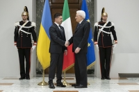 Il Presidente Sergio Mattarella con il Presidente di Ucraina, S.E. il Signor Volodymyr Oleksandrovych Zelenskyy.

