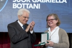 Il Presidente Sergio Mattarella conferisce "motu proprio" l'onorificenza di Ufficiale dell'Ordine al Merito della Repubblica Italiana a Suor Gabriella Bottani