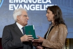 Il Presidente Sergio Mattarella conferisce "motu proprio" l'onorificenza di Ufficiale dell'Ordine al Merito della Repubblica Italiana a Emanuela Evangelista