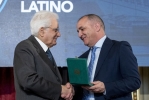Il Presidente Sergio Mattarella conferisce "motu proprio" l'onorificenza di Ufficiale dell'Ordine al Merito della Repubblica Italiana a Claudio Latino