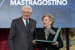 Il Presidente Sergio Mattarella conferisce "motu proprio" l'onorificenza di Commendatore dell'Ordine al Merito della Repubblica Italiana a Greta Reinberg Mastragostino