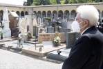 Il Presidente della Repubblica Sergio Mattarella al Cimitero di Codogno depone una corona di fiori in ricordo dei caduti per Covid 19