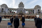 Il Presidente della Repubblica Sergio Mattarella con le autorità locali, in occasione della cerimonia di commemorazione dedicata alle vittime bargamasche del covid-19