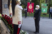 Bergamo - Il Presidente della Repubblica Sergio Mattarella in occasione della deposizione di una corona di fiori ai piedi della lapide in memoria delle vittime del covid-19